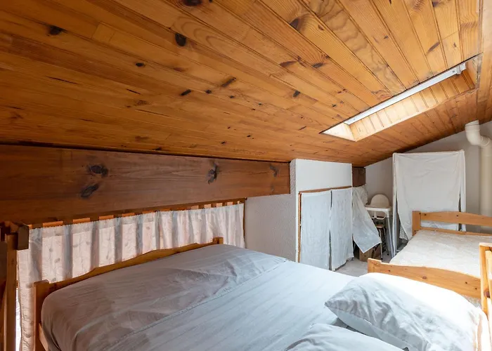 Maison Mitoyenne A 200m De La Avec Parking - Fr-1-319-186 *